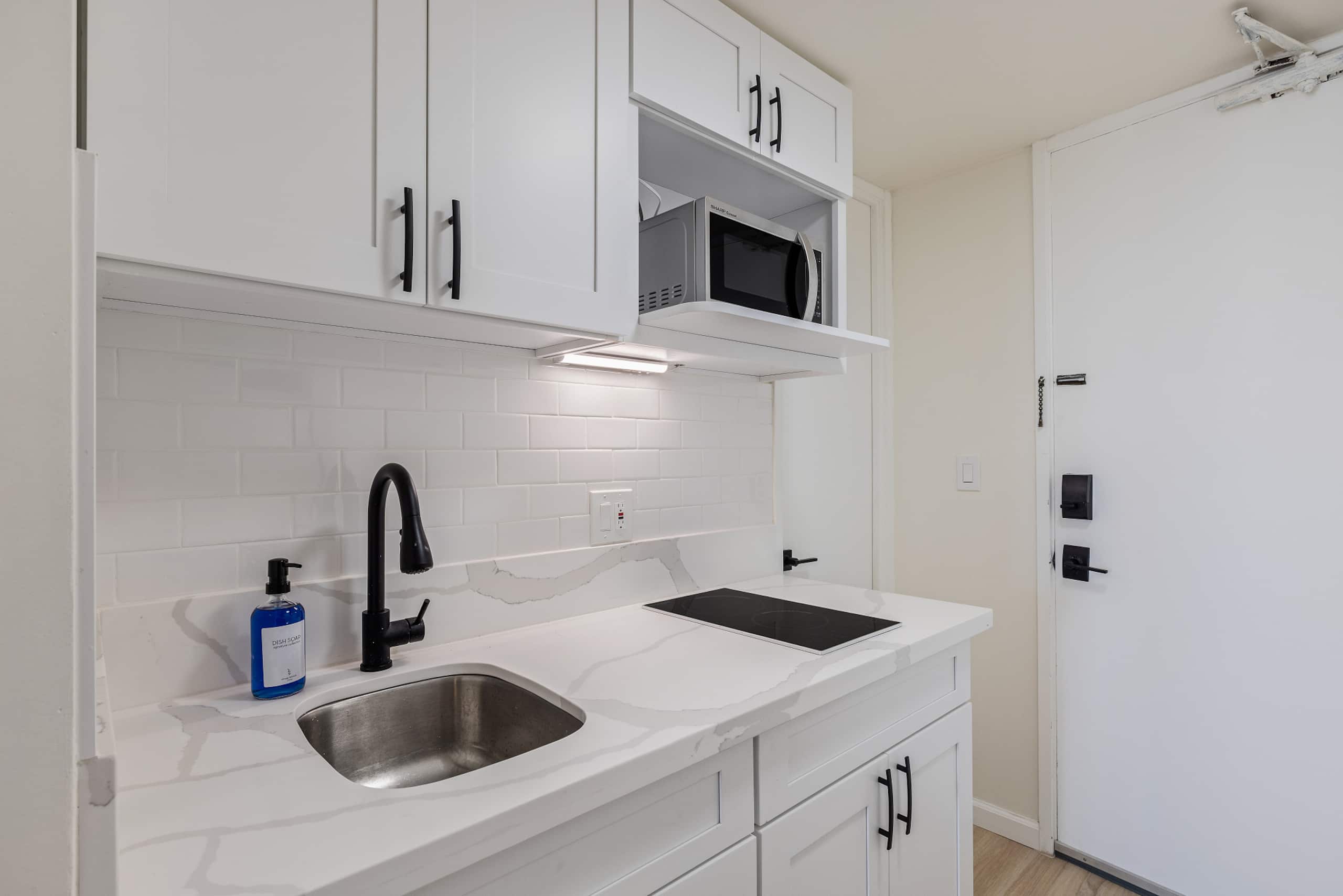 32FL Central Waikiki Queen Condo &Ala Wai view - Image 14