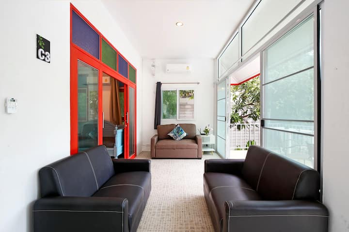 غرفة النوم الثالثة/غرفة المعيشة
مكيف الهواء
(يمكن استخدامه كغرفة معيشة إذا لزم الأمر غرفتي نوم فقط)
زجاجي منزلق وأبواب مشوية بالكامل إلى سطح السفينة وغرفة المعيشة وغرفة النوم الثانية
مروحة/ تم فحص جميع النوافذ
الأرائك وطاولة السرير/ طاولة الأريكة/ المصباح
الوصول إلى السطح المباشر