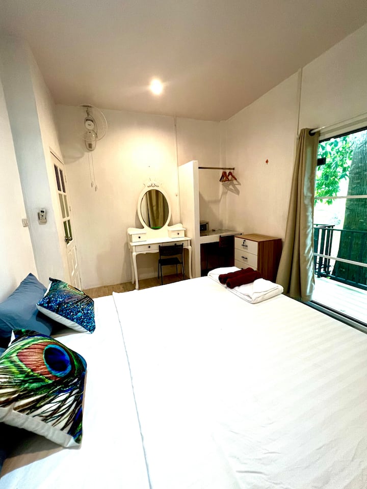 مرتبة رئيسية بحجم غرفة النوم،   مع مكتب عمل خاص وستارة، قفل باب زجاجي منزلق إلى سطح طعام خاص.
مكيف هواء، جميع النوافذ مغطاة بالستائر والمراوح والشاشات بالإضافة إلى مكيف الهواء. حمام ملحق.