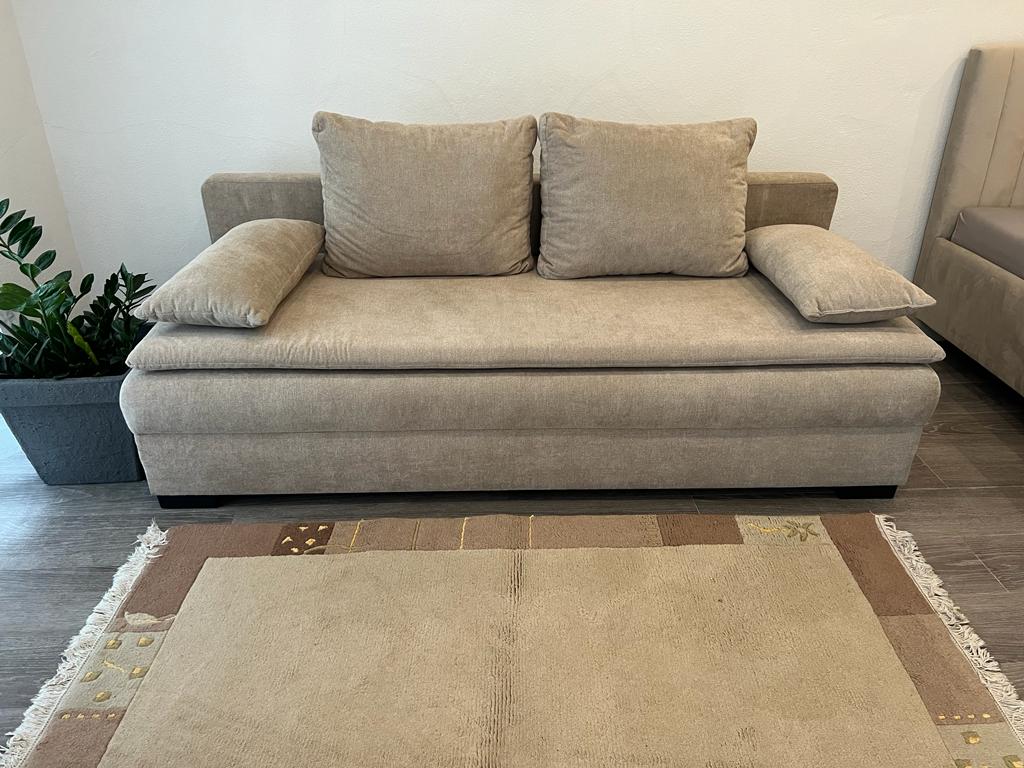 Kochi, linaweza kukunjwa hadi kwenye kitanda cha sofa.