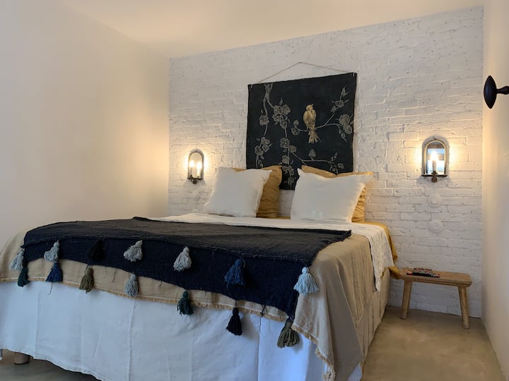 الجلوس أو الراحة في الغرفة المكيفة الجميلة، والهدوء الساحر
على مرتبة في ستة عشر
 مريحة جدًا في صنع اللغة الفرنسية.
في الصيف، أغطية الكتان الخفيفة.