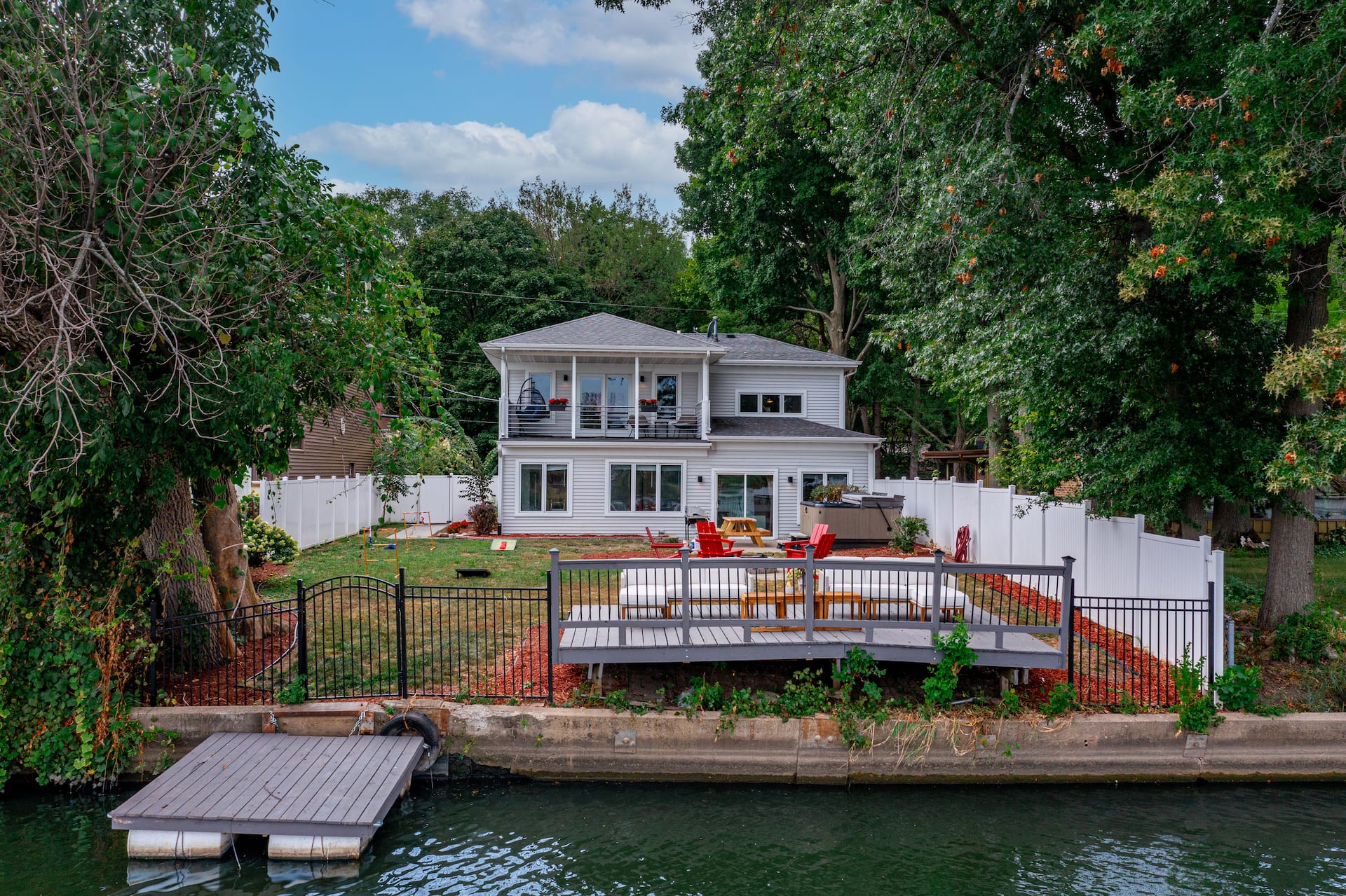 Relaxing Riverside Stay w HotTub | Fire pit | Deck