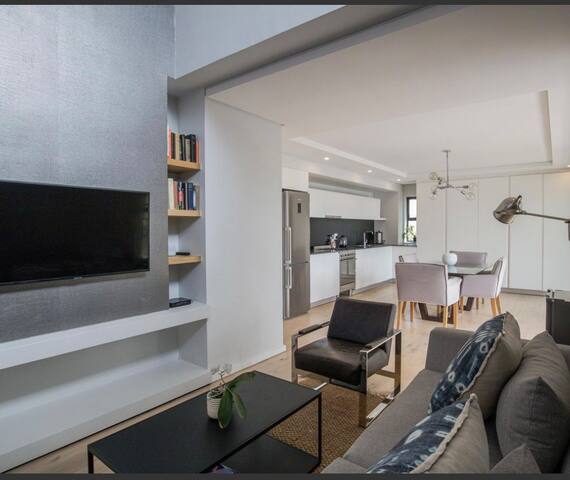 2 Bedroom Sea Point apartment (NO Load shedding) gallery image 3