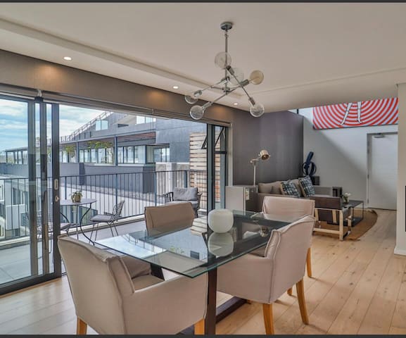 2 Bedroom Sea Point apartment (NO Load shedding)