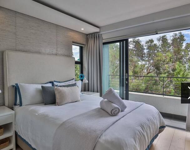 2 Bedroom Sea Point apartment (NO Load shedding) gallery image 2