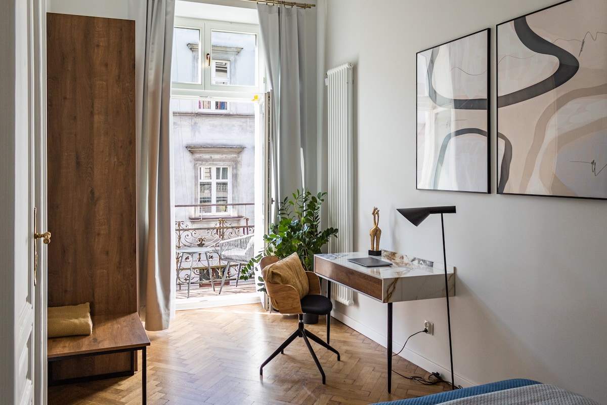 Спална соба со работно биро/спална соба со работен простор