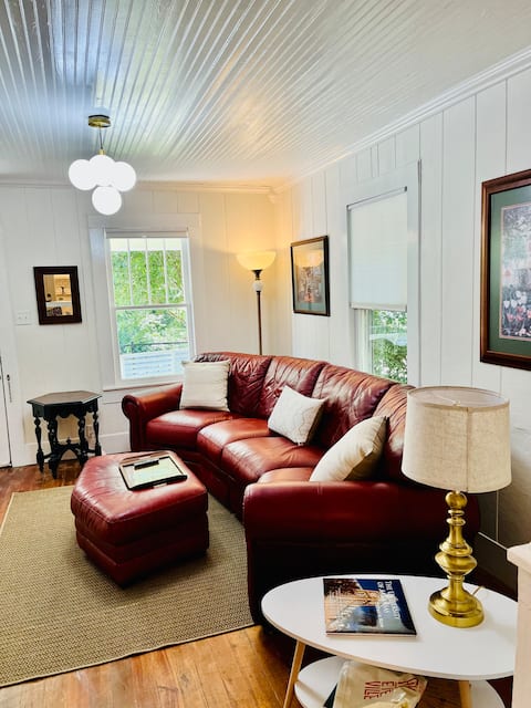 Successful Airbnb property: 1936 Downtown District Bungalow in Fayetteville