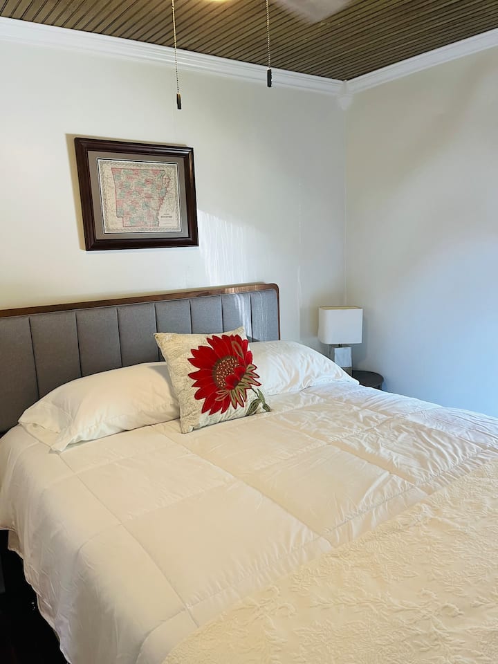 Спална соба бр.2 со брачен кревет (широк 150 - 179 см)