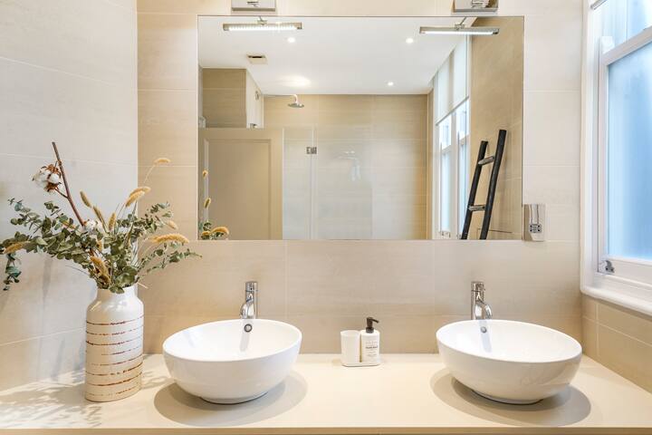 Modern and Spacious 4 beds home in Kensington gallery image 3