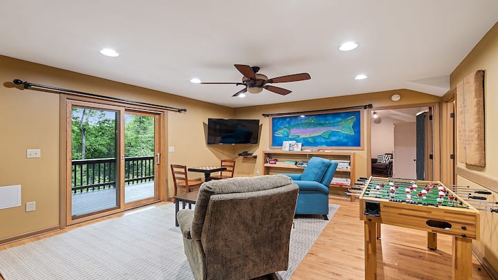 Rustic Mountain Retreat-spacious, Pet-friendly - Maggie Valley, NC