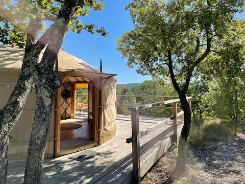 Romantic yurt for couples or families and jacuzzi