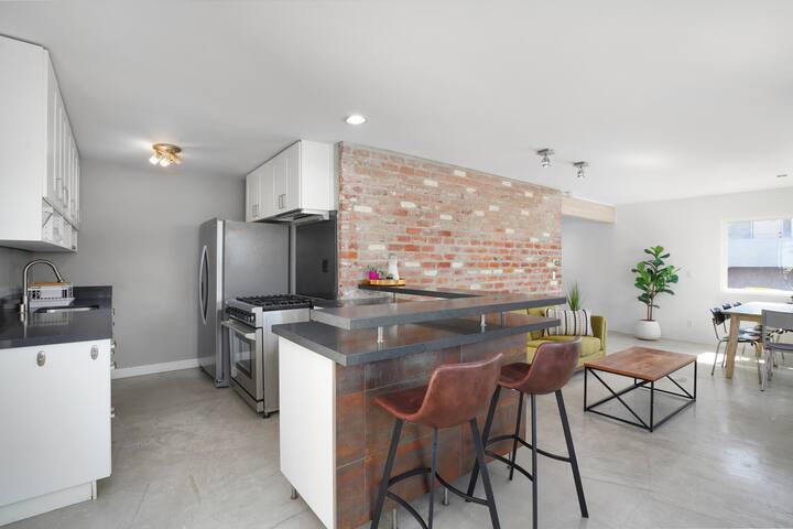 Beach Loft w Breathtaking Views gallery image 5