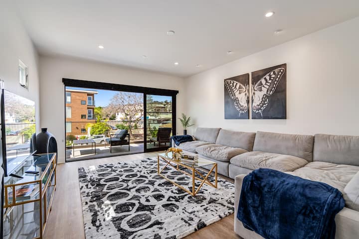 San Diego! Sleeps 12! Walk To Restaurants! 3 Decks - San Diego, CA