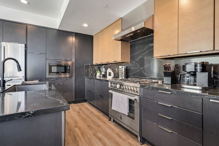 San Diego! Sleeps 12! Walk to Restaurants! 3 decks gallery image 5