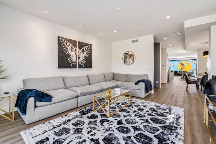 San Diego! Sleeps 12! Walk to Restaurants! 3 decks gallery image 3