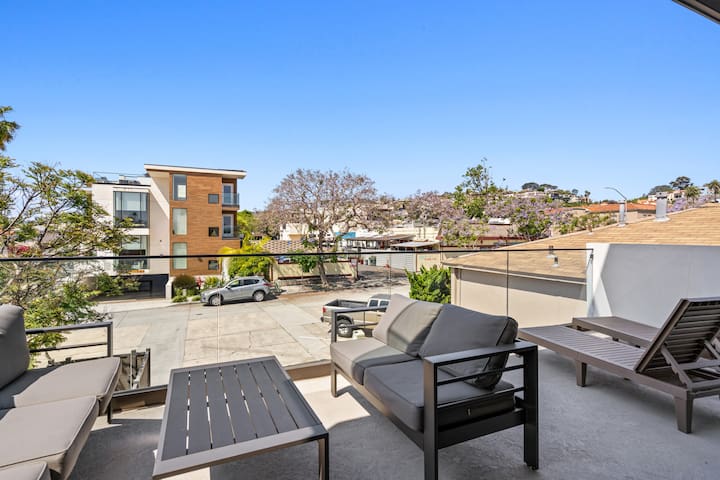 San Diego! Sleeps 12! Walk to Restaurants! 3 decks gallery image 2