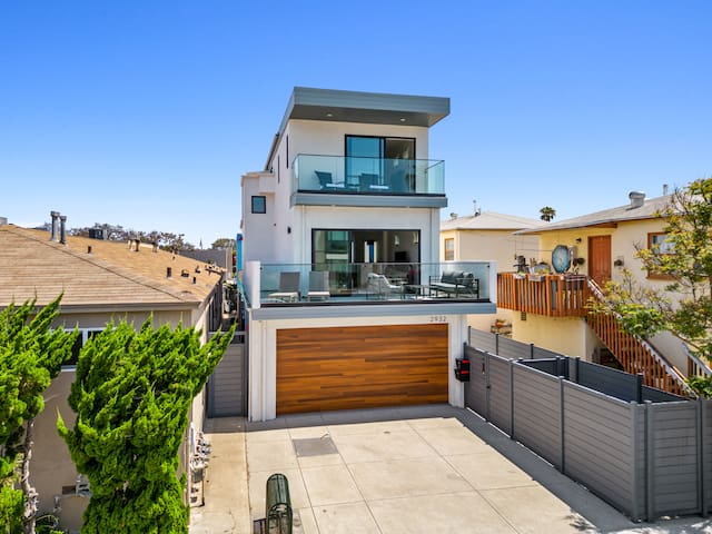 San Diego! Sleeps 12! Walk to Restaurants! 3 decks