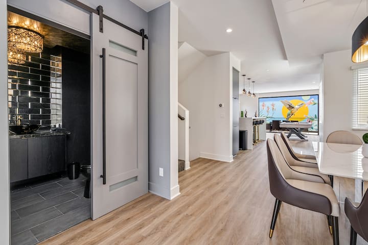 San Diego! Sleeps 12! Walk to Restaurants! 3 decks gallery image 4