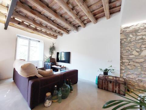 Anuncio de Airbnb popular: Real vintage loft in downtown. en Vilanova I La Geltrú