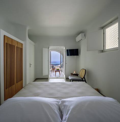 Aethria Suite with Caldera View gallery image 5