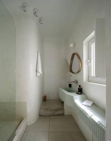 Aethria Suite with Caldera View gallery image 3