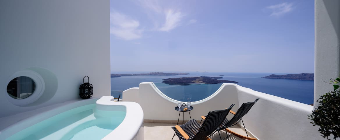 Aethria Suite with Caldera View