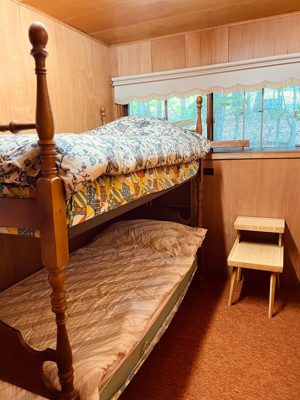 חדר שינה ראשי עם מיטת קומותיים.