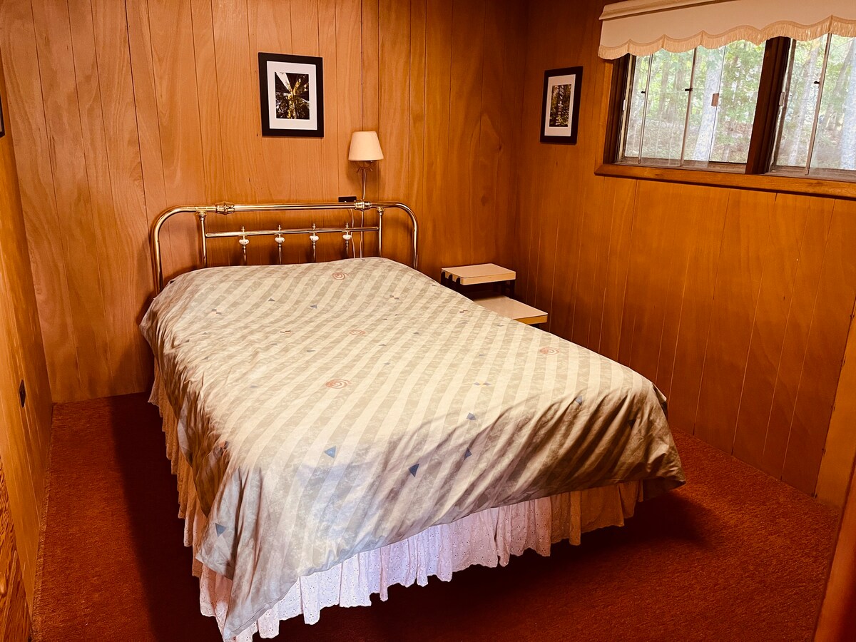 חדר שינה ראשי עם מיטת קווין סייז.