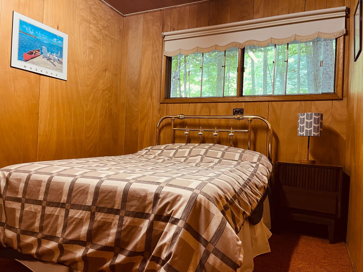 חדר שינה ראשי עם מיטה זוגית.