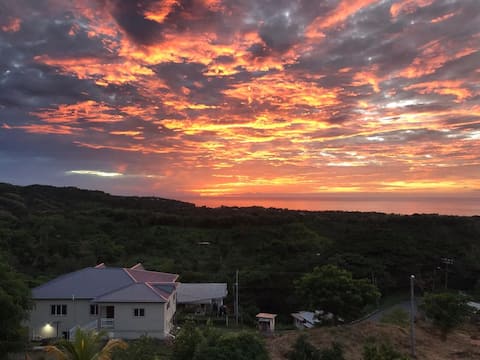 Plymouth View Villa: 2br & Pool