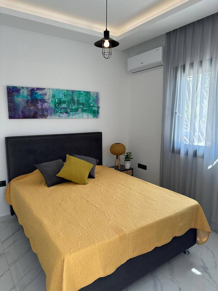 غرفة نوم مكيفة الهواء