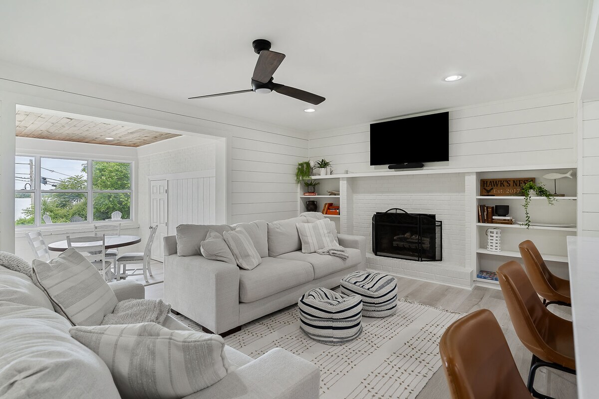 Successful Airbnb property: Lake Home, Dock, Fire Pit, Hot Tub, Game Room, Etc in Winchester