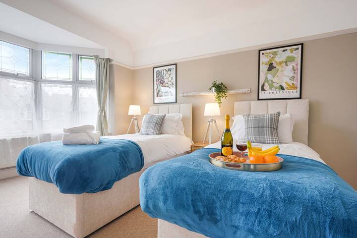 Chumba cha kulala 2 kina kitanda kizuri cha zip ambacho kimeundwa kama vitanda viwili vya mtu mmoja kwa chaguo-msingi au kinaweza kuwekwa pamoja ili kuunda kitanda cha ukubwa wa mfalme unapoomba. 

Mashuka na taulo safi zinatolewa.