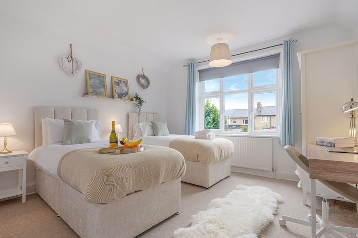 Chumba cha kulala 3 kina kitanda kizuri cha zip ambacho kimeundwa kama vitanda viwili vya mtu mmoja kwa chaguo-msingi au kinaweza kuwekwa pamoja ili kuunda kitanda cha ukubwa wa mfalme unapoomba. 

Mashuka na taulo safi zinatolewa.