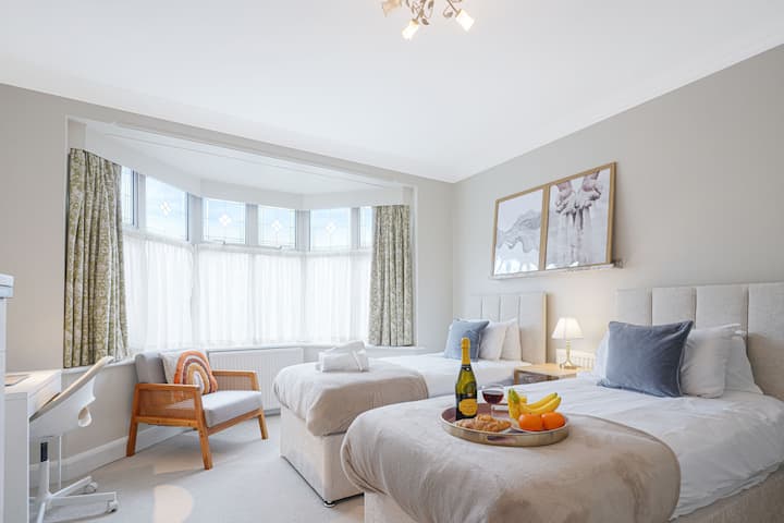 Chumba cha 1 cha kulala kiko kwenye ghorofa ya chini na kina kitanda kizuri cha kiunganishi cha zip ambacho kimepangwa kama vitanda viwili vya mtu mmoja kwa chaguo-msingi au kinaweza kufungwa pamoja ili kuunda kitanda cha ukubwa wa kifalme unapoomba. 

Mashuka na taulo safi zinatolewa.