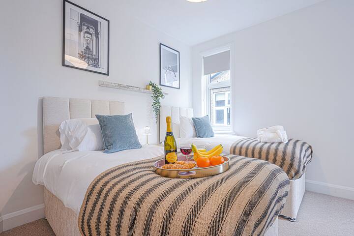 Chumba cha 4 cha kulala kina kitanda kizuri cha kiunganishi cha zip ambacho kimepangwa kama vitanda viwili vya mtu mmoja kwa chaguo-msingi au kinaweza kufungwa pamoja ili kuunda kitanda cha ukubwa wa kifalme unapoomba. 

Vitambaa safi na taulo vinatolewa.