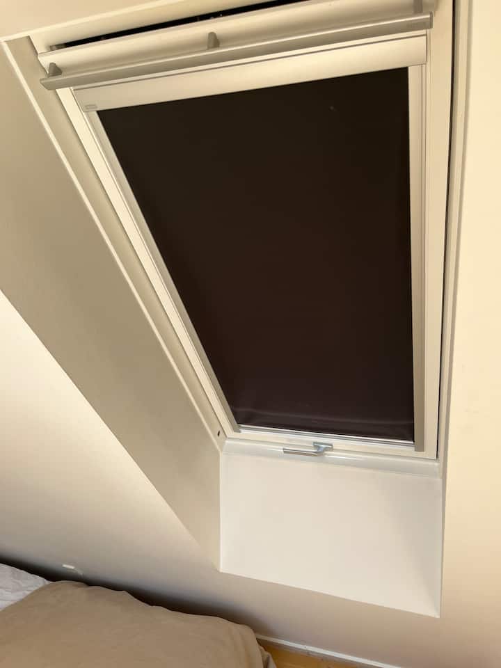 Persianas que oscurecen las habitaciones en todo el piso superior.