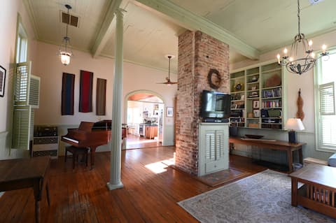 Popular Airbnb listing: Historic Oakwood Old Schoolhouse, walk downtown! in Oakwood Garden Club