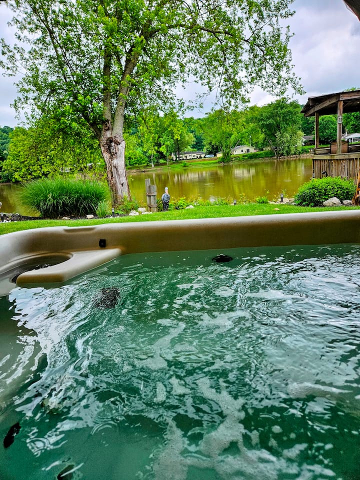 River Escape w/Hottub & Fishing Dock in Zanesville