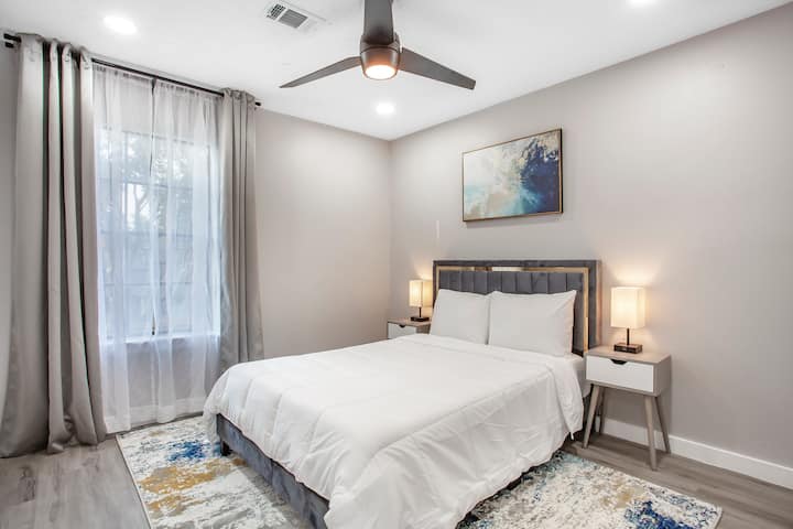 Spavaća soba na katu s bračnim krevetom