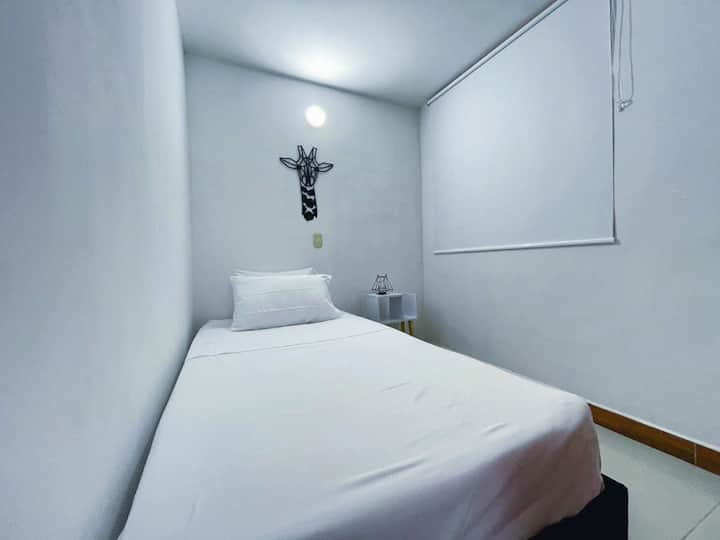 ¡Bienvenidos a nuestra acogedora habitación en Airbnb. Disfruta de un ambiente confortable.
