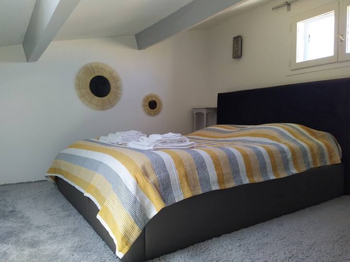 Camera DA letto 1 Mezzanino: letto matrimoniale (140* 190) 
*Aria condizionata nel Mezzanino
*Scala di 10 gradini per accedere al soppalco – Altezza sotto soffitto <2.00m    