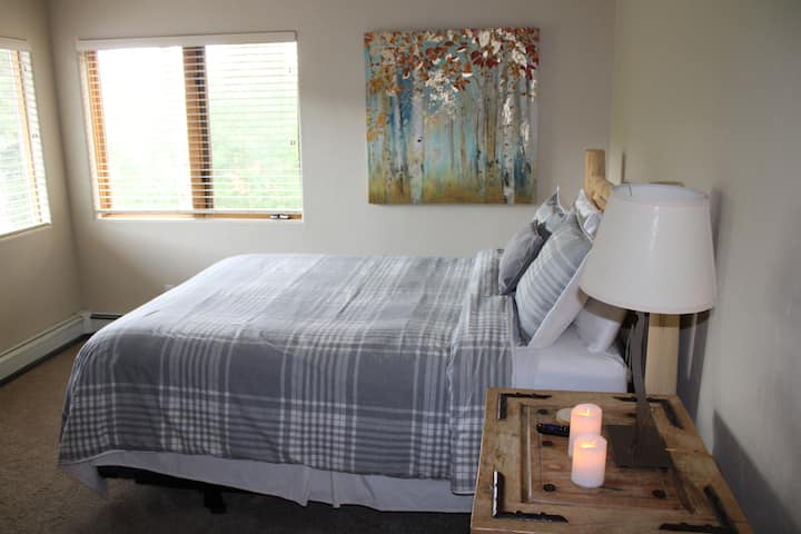 Guest Room #2 main level no stairs shared bathroom with #3