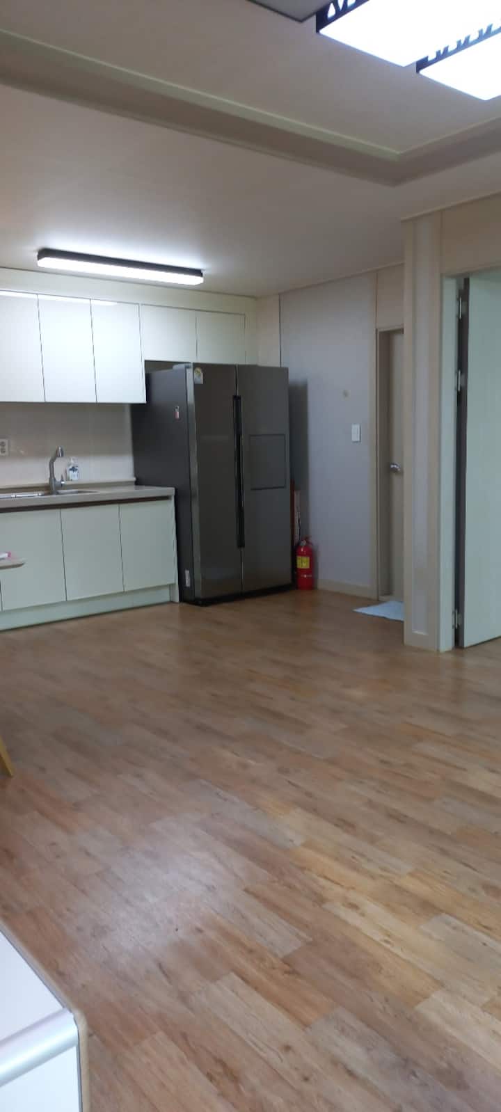 Foto de la sala de estar y la cocina