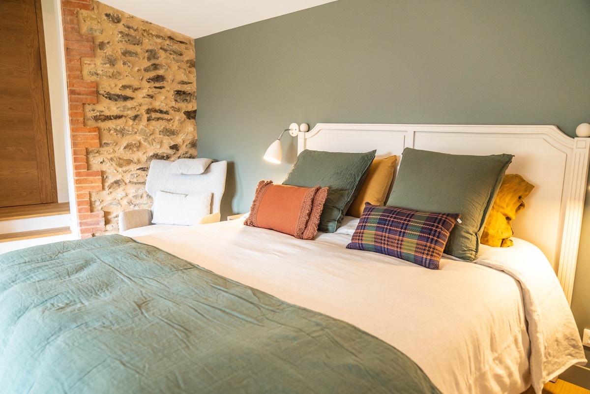 Апсолутна удобност благодарение на сосема новата постелнина, достапните четири перници и пространиот брачен кревет (широк 150-179 см) за најрелаксирачките ноќи.