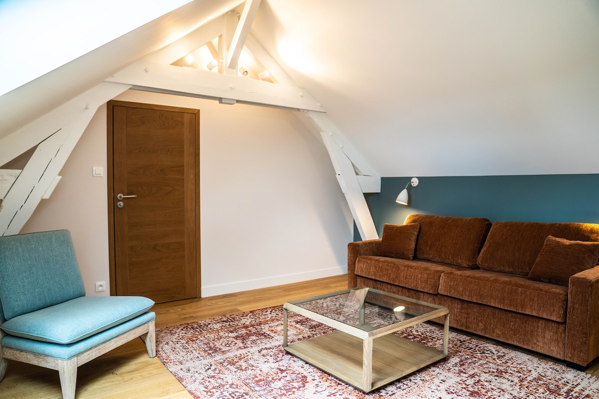 Првиот дел од спалната соба ви дава дневен простор со современи нијанси, со кауч на спуштање во кој може удобно да се сместат две лица.