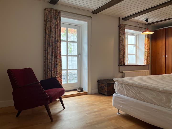 Спалня с достъп до малък самостоятелен вътрешен двор/тераса 