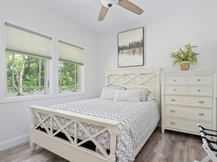 نوافذ غرفة الضيوف مفتوحة على مشجرة جميلة. رائع لمراقبة الطيور!