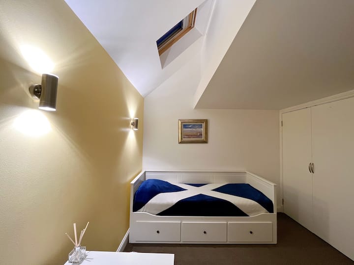 Допълнителна спалня с дневно легло за допълнителни гости (група от 3 - 4 души)