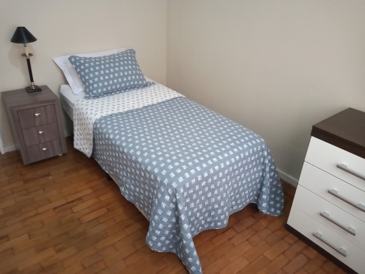 Cama de solteiro em quarto exclusivo.